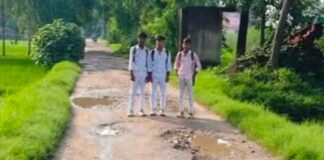 आमकोयल सड़क पर जलजमाव, 6-7 गांवों का आवागमन बाधित:ग्रामीणों और स्कूली बच्चों को भारी परेशानी, मरम्मत की मांग