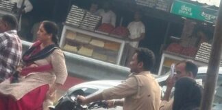 कैसरगंज पुलिसकर्मी बाइक पर बिना हेलमेट के दिखी:नियमों का उल्लंघन, सीओ ने जांच का दिया आश्वासन