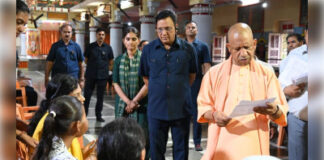 जनसेवा सर्वोपरि: बारिश के बावजूद सीएम योगी ने किया जनता दर्शन, सुनीं समस्याएं