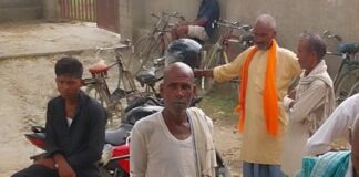 रामपुर धोबिया में किसानों को उर्वरक वितरित:समय पर यूरिया, डीएपी, एनपीके खाद का वितरण