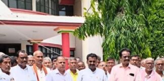 सहकारी समिति की जमीन पर पुलिस चौकी निर्माण का विरोध:बागापार में विधायक के नेतृत्व में किसानों ने डीएम को सौंपा ज्ञापन
