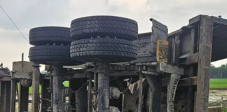 गायघाट में राख उतारते 22 चक्का डम्पर पलटा:चालक गंभीर घायल, पैर टूटा; जिला अस्पताल रेफर