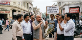 व्यंग्य: गिरगिट! तुम बेवजह बदनाम हो, तुमसे आगे नेता हैं