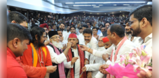 अखिलेश ने तलवार से केक काटकर मनाया जन्मदिन, कार्यकर्ताओं व नेताओं ने दी बधाई