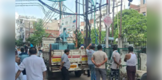 बारिश और हवा का कहर, खंभे पर गिरा पेड़ और 50 गांवों में घंटों बिजली ठप