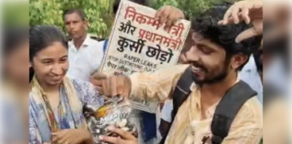 धर्मेन्द्र प्रधान के इस्तीफे पर धरना स्थल में जश्न का माहौल, टॉफी बांटकर जताई ख़ुशी