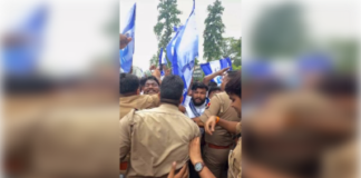 भीम आर्मी का अम्बेडकर प्रतिमा पर प्रदर्शन,पुलिस उठाकर ले गई