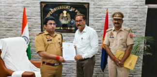 पुलिस अधीक्षक संतकबीरनगर द्वारा अभियोजन अधिकारियों को प्रशस्ति पत्र देकर किया गया सम्मानित