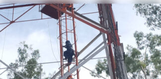 नौ घंटे तक रेलवे टावर पर डटी रही महिला, पुलिस-प्रशासन की तैयारियों पर उठे सवाल