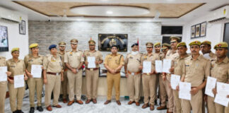 उत्कृष्ट कार्य करने वाले पुलिसकर्मियों को पुलिस अधीक्षक संतकबीरनगर ने प्रशस्ति पत्र व नकद पुरस्कार देकर किया सम्मानित