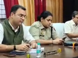 शिकायतों के निस्तारण में शिकायतकर्ता की संतुष्टि आवश्यक: डीएम