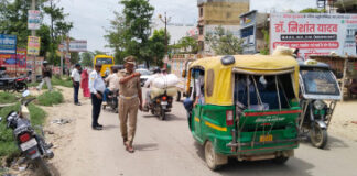 यातायात पुलिस द्वारा विभिन्न चौराहों पर विशेष चेकिंग अभियान चलाकर लोगो को किया गया जागरुक