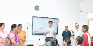 कक्षा में शिक्षक बने डीएम अंजनी कुमार सिंह,स्मार्ट बोर्ड पर पढ़ाया फिजिक्स का पाठ