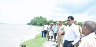 कटान प्रभावित गांव पहुंचे डीएम अंजनी कुमार सिंह,बोले- हर परिवार तक पहुंचेगी राहत