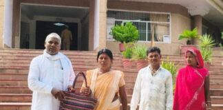 जनपद न्यायालय में गवाही देने आयी बिहार की महिला का बैग कोर्ट के बाहर गाड़ी में छूटा युवक व उसके पिता ने ईमानदारी की मिशाल पेश कर उसे लौटाया