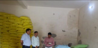 उर्वरकों की दुकानों का निरीक्षण कर दिये 05 बिक्रेताओं को नोटिस, 03 लाइसेंस निलम्बित
