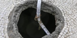 मुंबई में भारी बारिश के दौरान खुले मैनहोल में गिरा आदमी