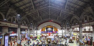 मध्य रेलवे के मुंबई डिवीजन ने 2026-27 की पहली तिमाही में गैर-किराया राजस्व के रूप में 150 लाख से अधिक की कमाई की