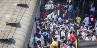 मुंबई लोकल – यात्रियों की सुरक्षा के लिए सरकार पेट्रोलिंग बढ़ाएगी