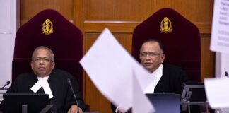 सुप्रीम कोर्ट में सुनवाई के दौरान शख्स ने फाड़ी फाइल, CJI का जिक्र कर गाली भी दी