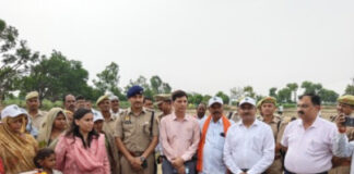 कपि वन में फलदार पौधा रोपकर मंडलायुक्त ने दिया हरित भविष्य का संदेश, स्वयं सहायता समूह की महिलाओं को वितरित किए पौधे