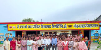 कहीं तिलक तो कहीं पुष्पवर्षा कर हुआ बच्चों का स्वागत