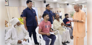 सीएम के जनता दरबार में मिले पीड़ित आउटसोर्स कर्मी, तबादले को लेकर लगाई गुहार