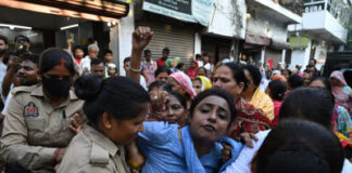 महिला कांग्रेस ने शिक्षा मंत्री का फूंका पुतला