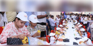 आम महोत्सव के दूसरे दिन बच्चों की आम खाने की प्रतियोगिता में दिखा उत्साह