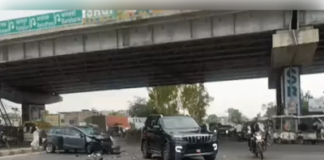 सीतापुर हाईवे पर सड़क हादसा, ओवरटेक करने पर पहले ट्रक फिर स्कॉर्पियो में घुसी कार