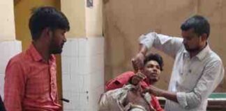 बस्ती में अनियंत्रित कार ने बाइक को मारी टक्कर:आमारी मार्ग पर युवक गंभीर, जिला अस्पताल रेफर