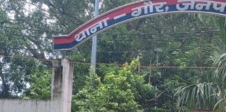 तीन साल से अधूरी पानी टंकी, ग्रामीणों का विरोध:बस्ती में सामान ले जा रहे मजदूरों को रोका, जल निगम अधिकारियों से नोकझोंक