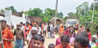 बस्ती से कांवड़िए अयोध्या धाम के लिए रवाना:ग्रामीणों ने दी विदाई, बाजार कांवड़ सामग्री से सजे