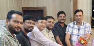 स्वच्छता कर्मचारी वेलफेयर एसोसिएशन के नवनिर्वाचित पदाधिकारी:महराजगंज में डीपीआरओ से मिले, भावी कार्ययोजना पर हुई चर्चा