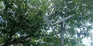 सावन में झारखंडी मंदिर पर अंधेरे का साया:बस्ती में खराब पड़ी सोलर लाइट बनी शोपीस, वर्षों से बंद पड़ी है प्रकाश व्यवस्था
