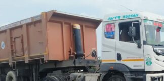 अयोध्या-बस्ती हाईवे पर डिवाइडर पर चढ़ा ट्रेलर:चालक को झपकी आने से हुआ हादसा, कोई हताहत नहीं