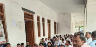 सदर तहसील में लेखपालों का प्रदर्शन:एंटी करप्शन की ट्रैप कार्रवाई के विरोध में धरना, निष्पक्ष जांच की मांग