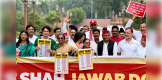 प्रदर्शनकारी छात्रों पर पुलिस कार्रवाई के विरोध में उतरा विपक्ष