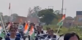 जगजीत इंटर कॉलेज में बाइक रैली:इकौना में स्वतंत्रता दिवस की तैयारी, छात्र-अध्यापक शामिल