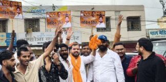 बस्ती में भाजपा क्षेत्रीय अध्यक्ष विनोद राय का स्वागत:कार्यकर्ताओं ने बुलडोजर से बरसाए फूल, हर घर तिरंगा अभियान को सफल बनाने की अपील
