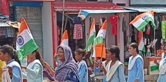 गिलौला में स्कूली बच्चों ने निकाली भव्य तिरंगा यात्रा:देशभक्ति के नारों से गूंजा कस्बा, घर-घर तिरंगा फहराने की अपील