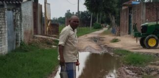 बारिश में दामूपुरवा का मुख्य मार्ग बना मुसीबत:कीचड़ और गड्ढों से जूझ रहे ग्रामीण; सड़क निर्माण की मांग