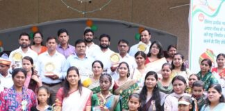 स्वतंत्रता दिवस पर खिलाड़ियों और शिक्षकों का सम्मान:श्रावस्ती में सेनानी परिवारों को भी मिला सम्मान