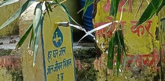 रूपगढ़ में खुले वाटर स्टैंड से शुद्ध पानी बर्बाद:टोंटी न होने से दिन-रात बह रहा पानी, जिम्मेदार बेखबर