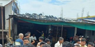 श्रावस्ती को दिसंबर तक बाल श्रम मुक्त बनाने की तैयारी:जमुनहा में 6 बच्चे काम करते मिले, दुकानों पर लगाए जागरूकता स्टिकर