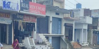 बस्ती के छावनी में नाले की सफाई बनी मुसीबत:एक सप्ताह से सर्विस लेन पर गंदगी, राहगीर-दुकानदार परेशान