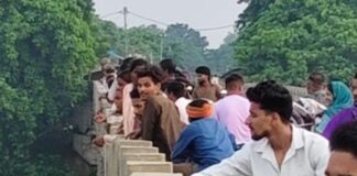 धानी में धानी राप्ती नदी में दिखा मगरमच्छ:ग्रामीणों में दहशत, वन विभाग से निगरानी बढ़ाने की मांग