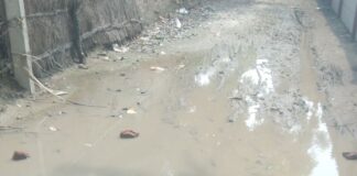 बस्ती में सेमरा-बभनपुरा मार्ग जलमग्न, आवागमन ठप:गड्ढों से दुर्घटनाएं, बीमारियों का खतरा; प्रशासन से हस्तक्षेप की मांग