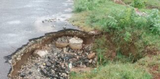 बलवा पुल के पास सड़क का कटाव जारी:इकौना में तेज बहाव से सड़क धंसी, आवागमन बाधित
