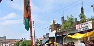 ठूठीबारी में व्यापार मंडल अध्यक्ष ने किया ध्वजारोहण:स्वतंत्रता दिवस पर देशभक्ति के नारों से गूंजा नगर